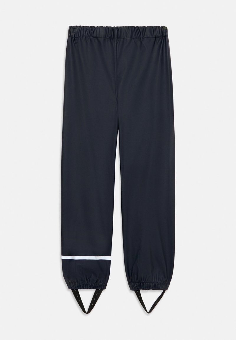 Pantalon imperméable noir avec taille et poignets élastiques, bande réfléchissante sur une jambe et sangles aux pieds pour un maintien sécurisé.