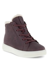 Sneakers alte in pelle viola scuro con suole in gomma bianca, design con lacci e una morbida fodera in ecopelliccia attorno alla caviglia.
