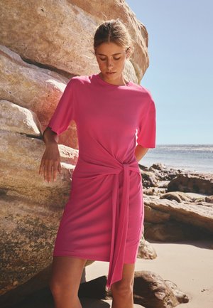 Next, REGULAR FIT - TIE WAIST MINI T-SHIRT DRESS . - Robe en jersey - pink