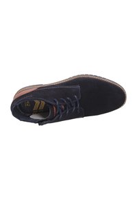 Botine din suede bleumarin cu accente din piele maro, vârful rotund și sireturi înfășurate. Prezintă cusături contrastante și talpă din cauciuc.