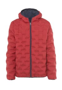 Giacca a vento rossa con design trapuntato, chiusura frontale con zip e fodera della cappuccio blu navy. Il tessuto sembra liscio e leggero.