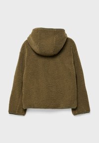 Olivovozelená bunda s kapucňou vyrobená z mäkkého a textúrovaného fleece. Má voľný strih a na zadnej strane nie sú viditeľné kovové prvky ani akcenty.