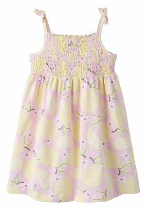 Vestido sin mangas para niño pequeño con parte superior fruncida rosa, estampado de limones y flores amarillos y rosas en la falda, y tirantes anudados en los hombros.