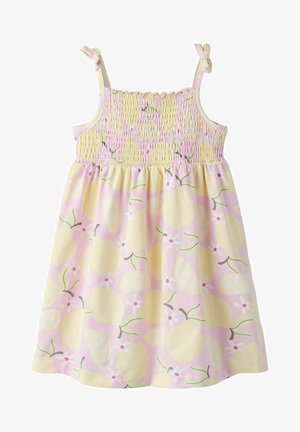 Robe sans manches pour tout-petit avec haut smocké rose, imprimé citrons jaunes et roses et fleurs sur la jupe, et bretelles à nouer aux épaules.