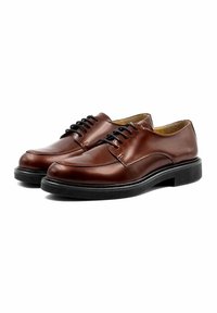 Braune Leder-Schnürschuhe mit glänzender Oberfläche, runder Zehenform, schwarzen Gummisohlen und kontrastierenden Schnürsenkeln für zusätzliche Details.