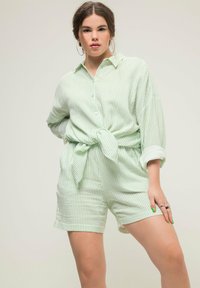 Studio Untold - STREIFEN ELASTIKBUND - Shorts - light green Miniatuurafbeelding 1