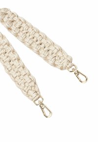 Beige geweven band met een gevlochten ontwerp en metalen sluitingen aan elk uiteinde, wat zorgt voor duurzaamheid en een gestructureerde uitstraling.