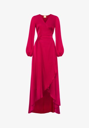 Długa różowa sukienka w stylu wrap z długimi, bufkami rękawami, głębokim dekoltem w kształcie V oraz asymetrycznym dołem. Wykonana z gładkiego materiału z wiązanym detalem w talii.
