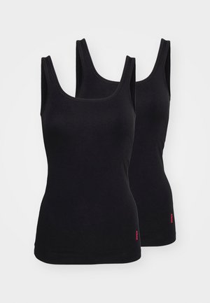 Fekete trikók, sima anyagból készült, széles vállpántokkal és kerek kivágással. Diszkrét piros márkajelzés található az alján.