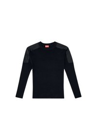 Pull noir à côtes avec des manches longues, présentant des empiècements d'épaule noirs lisses et une étiquette rouge au niveau du col. Texture douce.