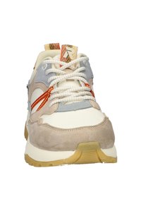Sneaker con un design multi-materiale che presenta camoscio beige, tessuto blu chiaro e dettagli rossi. Suola spessa con battistrada in gomma testurizzata.