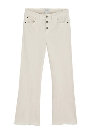 Jeans acampanados beige con cintura alta, cinco bolsillos y cierre delantero de tres botones. Presenta costuras sutiles y bordes deshilachados.