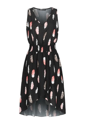 Vestido negro con escote en V, cintura elástica y dobladillo asimétrico. Presenta un patrón de plumas rosas y blancas sobre una tela lisa.