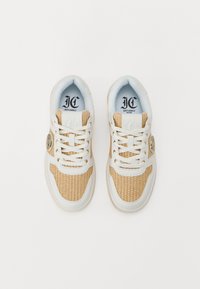 Sneakers med en beige vevd overdel, hvite skinndetaljer, rundt logomerke og hvite snøringer. Tjukk såle for ekstra komfort.