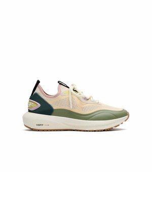 Lichte sportieve schoen met een bovenwerk van mesh in crème- en roze tinten, groene zool, gevoerde tussenzool en een gestructureerde rubberen buitenzool.