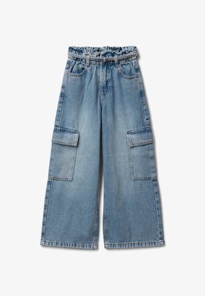 Světle modré široké cargo džíny vyrobené z denimu. Mají dvě velké boční kapsy a elastický pas se smyčkami na opasek.