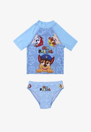 Helles blaues Badeanzug-Set mit einem T-Shirt mit kurzen Ärmeln und einem Bikiniunterteil, verziert mit Cartoonfiguren und Pfotenabdruck-Mustern.