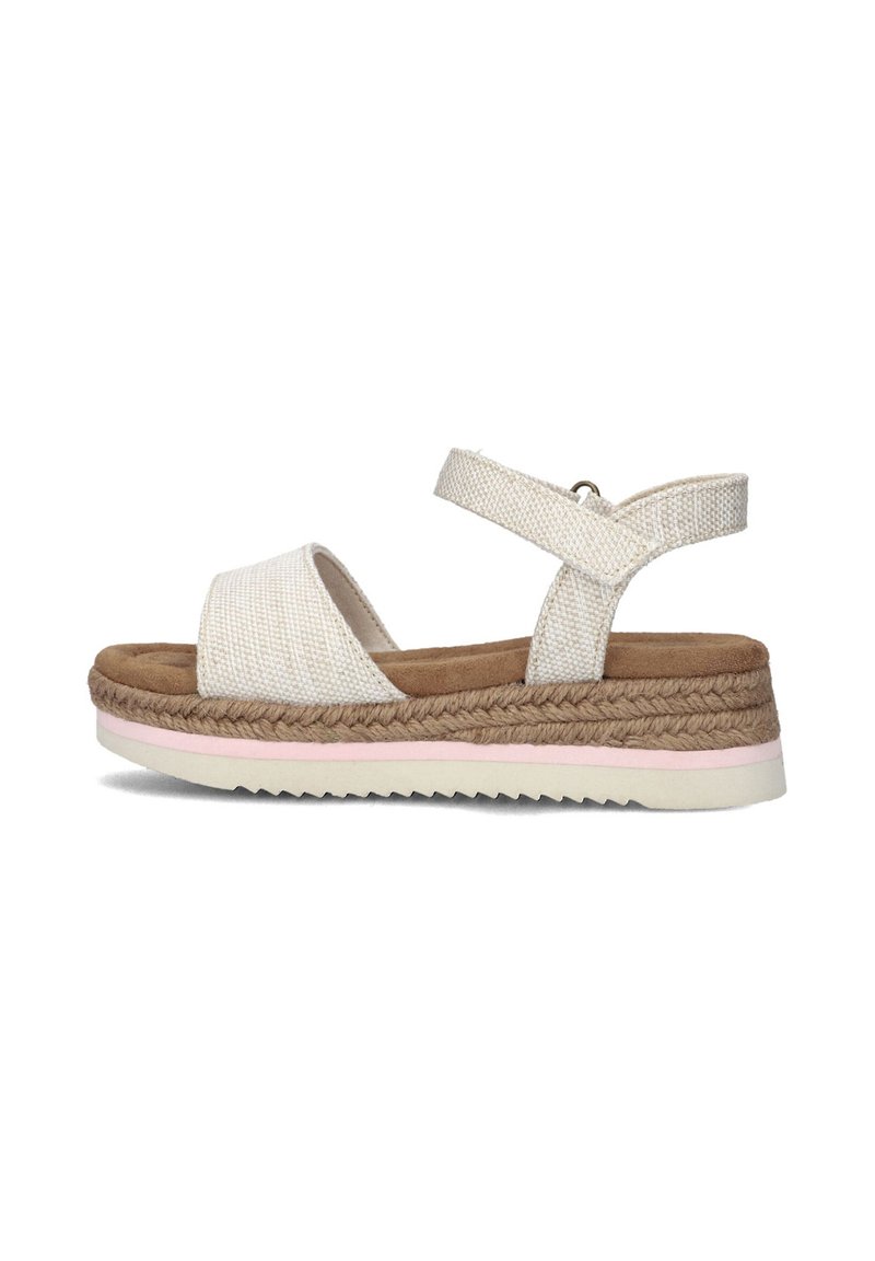 Witte geweven stoffen sandalen met een tan suède voetbed, met een espadrille-stijl jute tussenzool en een roze accentstreep op de zool.