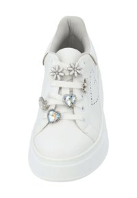 White sneaker with a smooth leather upper, featuring decorative white flowers and heart-shaped crystal accents on the laces.