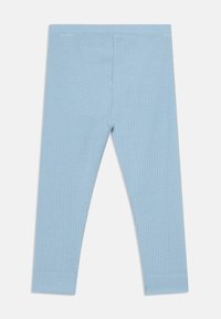 Ανοιχτό μπλε ριμπ πλεκτό κολάν με ελαστική μέση και τελειώματα με μανσέτες, τοποθετημένο επίπεδα σε λευκό φόντο.