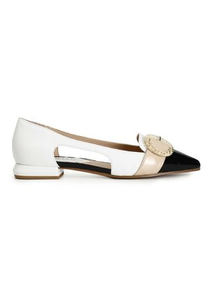 Scarpa piatta con punta affusolata, realizzata in finta pelle bianca, nera e beige. Decorata con un dettaglio circolare e fianchi sagomati.
