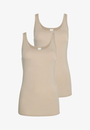 Kaksi beigeä ribbineulosta toppia, joissa on pyöreät pääntiet, valkoista taustaa vasten esitettynä, toinen hieman toisen takana.