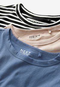 Drei Langarmshirts mit Rundhalsausschnitt: eines schwarz-weiß gestreift, eines beige und eines blau, aus weichem Stoff mit sichtbaren Markentags.