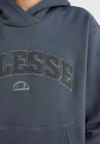 Felpa con cappuccio blu navy, con ricamo testurizzato "LESSE" sul petto e tasca anteriore. Tessuto in misto cotone, morbido al tatto.