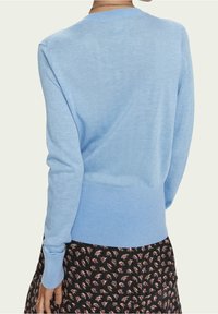 Hellblauer Kardigan aus weichem Strickstoff. Verfügt über einen gerippten Saum und Bündchen. Die Rückansicht zeigt eine glatte Textur und ein klassisches Rundhals-Design.