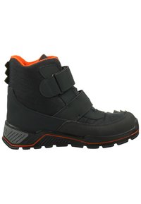 Bota exterior negra con acentos naranjas, correas de velcro, suela de goma, parte superior de tela texturizada y detalle con pinchos en el talón.