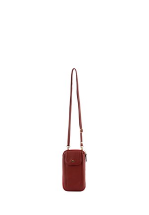 Petit sac bandoulière en cuir rouge avec poche avant à rabat et longue sangle réglable.