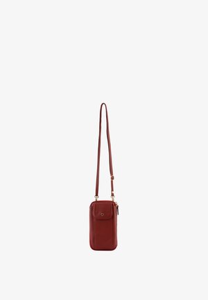 Petit sac bandoulière en cuir rouge avec poche avant à rabat et longue sangle réglable.