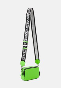 Karl Lagerfeld Jeans LOGO PATCH CAMERA - Taška s příčným popruhem - green gecko