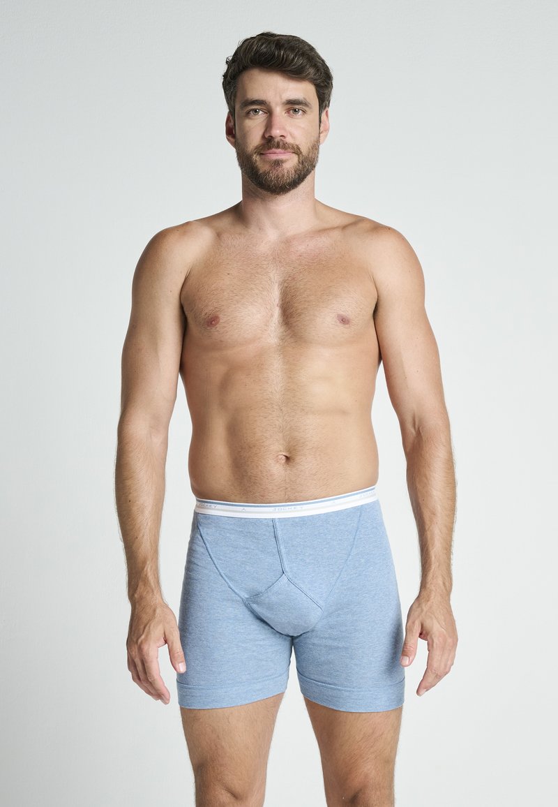 Niebieskie bawełniane majtki bokserki z białym elastycznym pasem, z przodu z kieszonką i dopasowanym krojem. Materiał ma miękką, gładką teksturę.