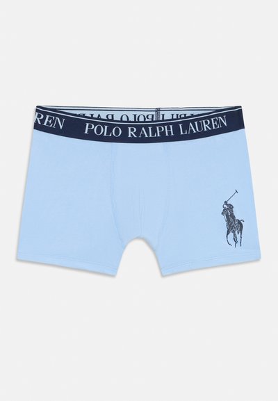 Svijetloplave pamučne bokserice s tamnoplavim pojasom na kojem je natpis "POLO RALPH LAUREN" i crna grafika konja s igračem s strane.