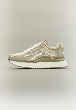 Baskets ton or avec un matériau en mesh et brillant, dotées d'une semelle en caoutchouc blanche, d'un bout arrondi et d'un design de lacets proéminent avec des détails de marque.