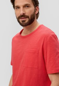 s.Oliver MIT BRUSTTASCHE - T-shirt basic - rot
