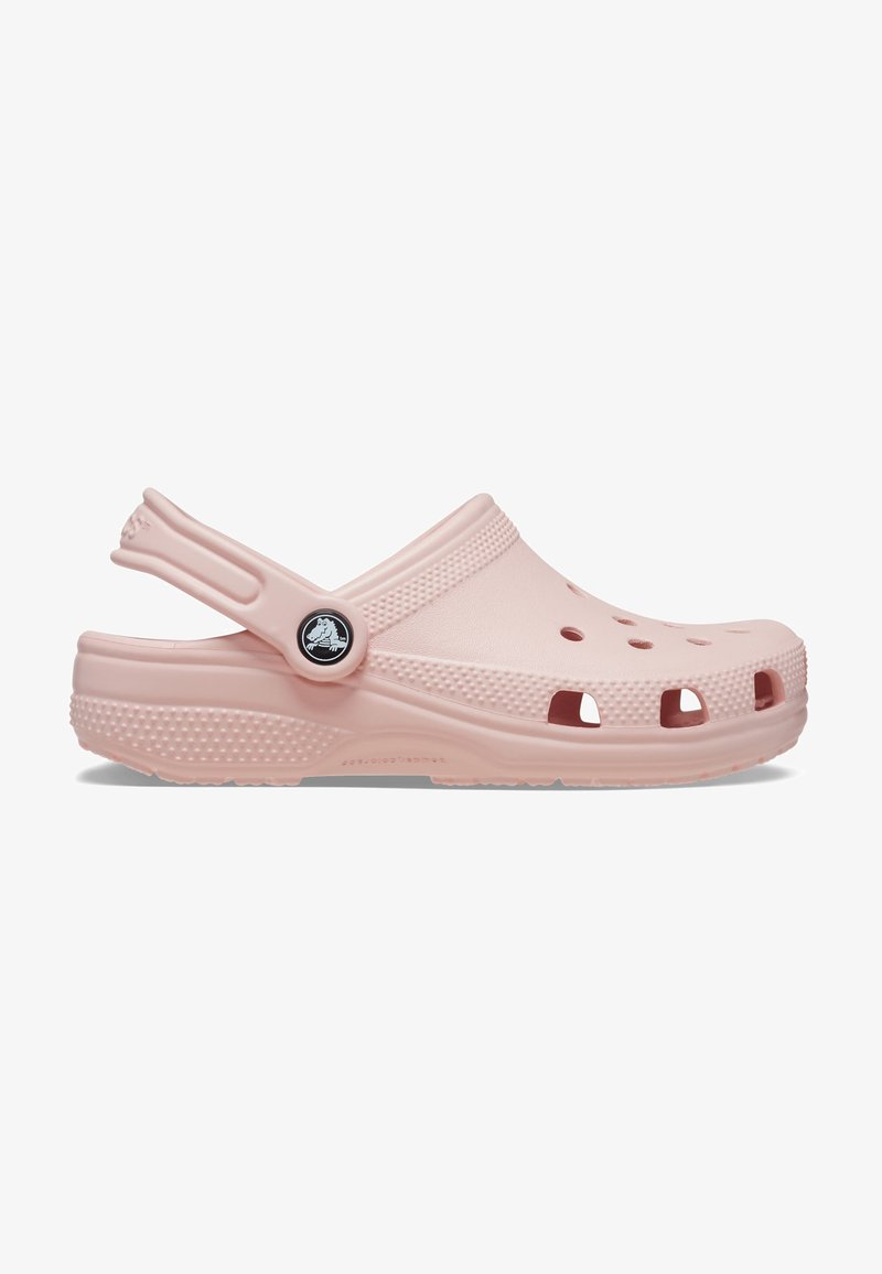 Roze Crocs klompen van lichtgewicht plastic, voorzien van ventilatiegaten, een achterband en een structuurzool voor grip.