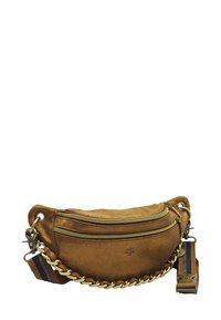 Sacoche en suède marron avec double fermeture éclair dorée, détail en chaîne dorée et sangle en tissu rayé ajustable avec boucle.