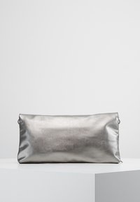 Suorakaiteen muotoinen hopeanvärinen metallinen iltalaukku, jossa sileä pinta ja pyöreät kokonaisuudesta irrotettavalle hihnalle tarkoitetut metalliosat. Yksinkertainen ja tyylikäs muotoilu.