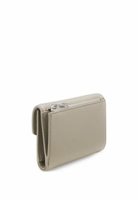 Beige leren portemonnee met een gestructureerde afwerking, voorzien van een ritsluiting en een compact ontwerp. Zijkant weergave die de gevouwen structuur en stiksels laat zien.