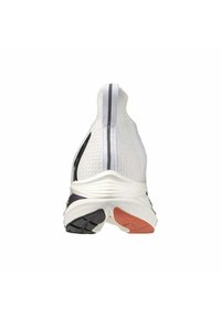 Scarpa sportiva bianca con tomaia in maglia testurizzata, caratterizzata da una striscia nera, suola imbottita bianca con dettagli arancioni e neri.