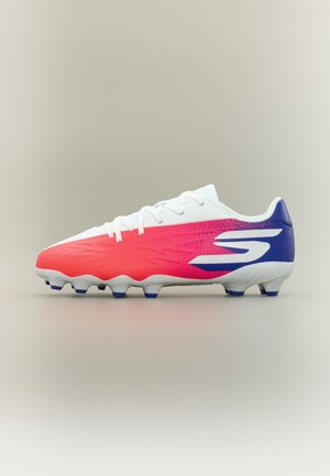 Voetbalschoen met witte veters, rood naar roze verloop aan de voorkant en blauwe hiel met groot wit "S"-logo, op een neutrale achtergrond.