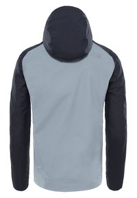 Veste à capuche avec un corps gris clair et des manches bleu marine foncé. Présente un logo sur le haut du dos, fabriquée en tissu lisse et résistant aux intempéries.