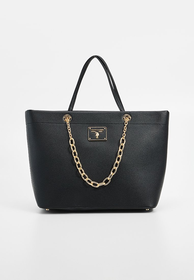 Sac fourre-tout en cuir noir avec une surface texturée, présentant des accents en chaîne dorée, des poignées doubles et une forme rectangulaire.