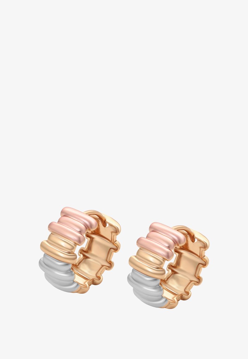 Guld-, silver- och roséguldshängande örhängen med en staplad design, som har släta, rundade sektioner och en polerad yta.