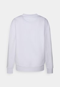 Felpa bianca con vestibilità comoda, scollo rotondo e maniche lunghe. Tessuto liscio con polsini e orlo a costine. Nessun logo o motivo visibile.