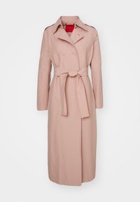 Pitkä, vaaleanpunainen trenssitakki, valmistettu teksturoidusta kankaasta. Takissa on kaksirivinen edusta, vyötäröllä vyö ja läpimitallinen kaulus.