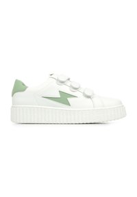 Sneaker in pelle bianca con dettagli verdi, caratterizzati da un design a zigzag e cinturini con chiusura a strappo. Suola spessa in bianco texturizzato.