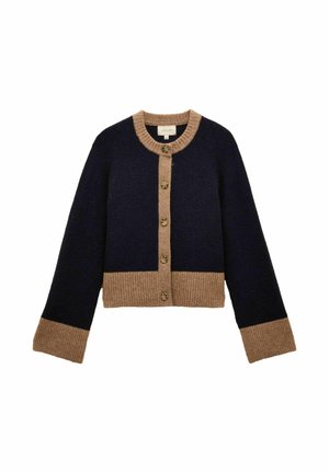 Marineblauer Cardigan mit beigem Rippenmuster an Kragen, Knopfleiste, Bündchen und Saum, mit fünf braunen Knöpfen auf der Vorderseite.